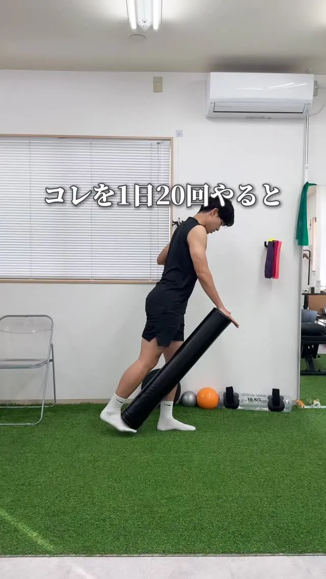 バックランジは体幹をしっかり倒すことで、お尻ともも裏をしっか...